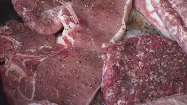 Gewürztes Rohes Fleisch Steak Und Grillwürste — Stockvideo