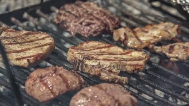 煙と蒸気でバーベキューのおいしい肉 — ストック動画