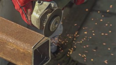 Demir profili yavaş çekimde kesen açı öğütücüsünün ayrıntıları