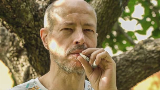 Detailaufnahme Des Wütenden Mannes Der Cannabis Raucht — Stockvideo