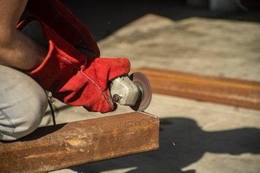 Demir profili yavaş çekimde kesen açı öğütücüsünün ayrıntıları