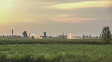 Yazın geniş ekinlerde tarlalarda fıskiyeler.