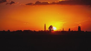 Yazın gün batımında turuncu kır köyü