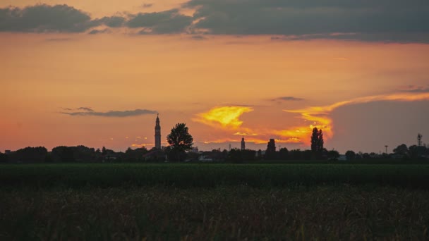 Puesta Sol Naranja Campo Paisaje Pueblo Verano — Vídeo de stock