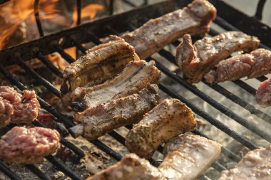 Izgarada ızgara pirzola ve dumanla pişirilmiş