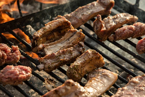 Detalhe Costelas Grelhadas Grelha Com Fumaça Cozinhar — Fotografia de Stock