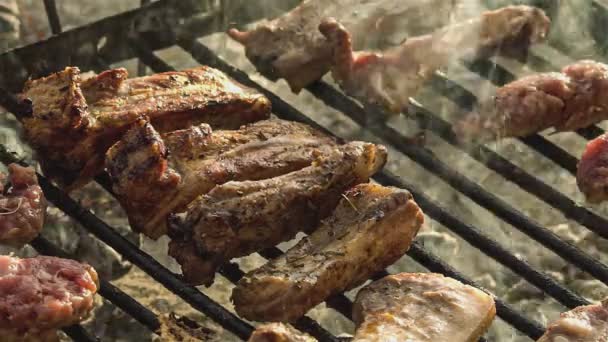 Gegrilde Ribben Detail Grill Met Rook Koken — Stockvideo