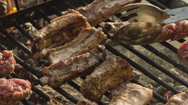 Gegrilde Ribben Detail Grill Met Rook Koken — Stockvideo