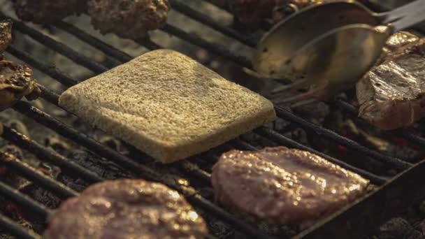 烤肉和面包的细节 在烤架上烹调 — 图库视频影像