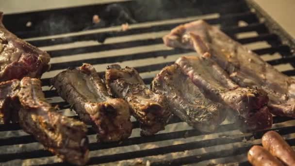 Gegrillte Rippchen Auf Dem Grill Mit Rauch Kochen — Stockvideo