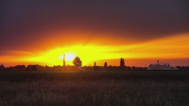 Sonnenuntergang Einer Landschaft Mit Glockenturm Bäumen Und Landschaft — Stockvideo