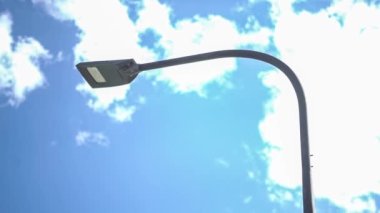 Mavi gökyüzünün altında sokak lambası