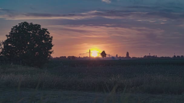 Magischer Orangefarbener Sonnenuntergang Einem Dorf Mit Feld — Stockvideo