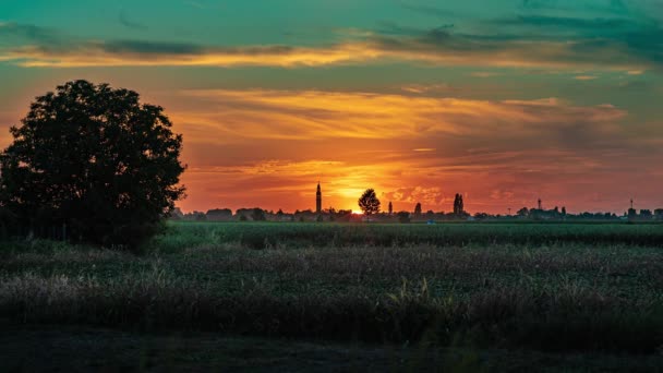 Magischer Orangefarbener Sonnenuntergang Einem Dorf Mit Feld — Stockvideo
