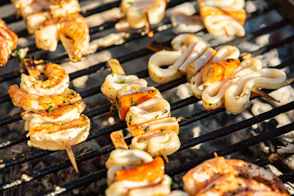 Detail Chutných Rybích Špejlí Grilu Kouřem — Stock fotografie