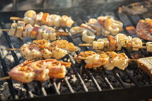 Detail Chutných Krevetových Špejlí Grilu Kouřem — Stock fotografie