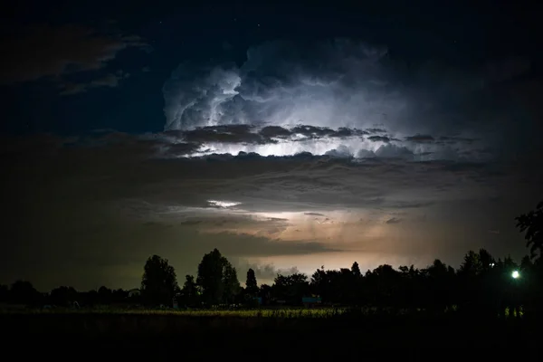 Yıldırımlı Fırtına Bulutlarıyla Geceyle Manzara — Stok fotoğraf