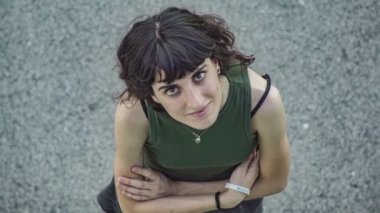 Şehir arka planında, yukarıdan sevimli esmer kız portresi.