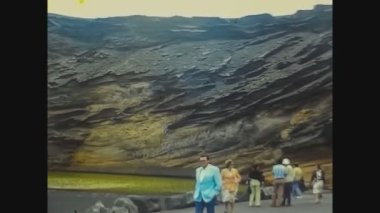 LANZAROTE, İspanya Haziran 1974: Turistlerle Lanzarote doğal kıyı manzarası