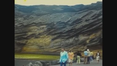 LANZAROTE, İspanya Haziran 1974: Turistlerle Lanzarote doğal kıyı manzarası