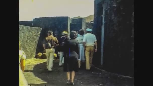 スペインのランサローテ1974年6月 ランサローテのロス アジャーチ山と70年代の観光客 — ストック動画
