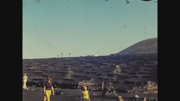 Lanzarote España Junio 1974 Montaña Los Ajaches Lanzarote Con Turistas — Vídeos de Stock