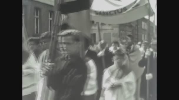 ベルリン ドイツCirca 1960 路上でのキリスト教の宗教行列 — ストック動画