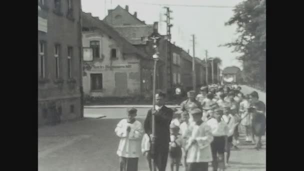 Berlin Tyskland Circa 1960 Kristen Religiös Procession Gatorna — Stockvideo