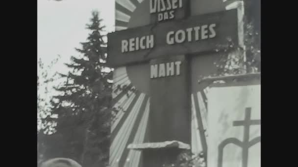 Berlin Tyskland Circa 1960 Präst Vid Protestantisk Religiös Ceremoni — Stockvideo