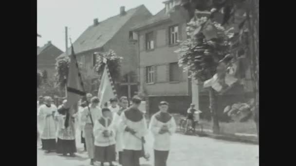 Berlin Allemagne Circa 1960 Procession Religieuse Chrétienne Dans Les Rues — Video