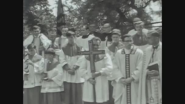 Berlín Alemania Circa 1960 Procesión Religiosa Cristiana Las Calles — Vídeo de stock