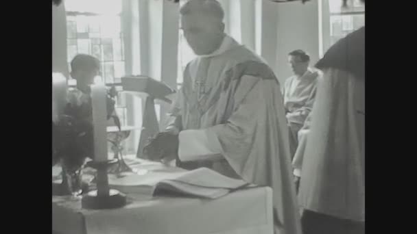 Berlín Alemania Circa 1960 Escena Cristiana Celebración Masas — Vídeo de stock