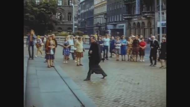 Orçamento Hungria Agosto 1978 Sacerdote Fora Igreja Santo Estêvão Budapeste — Vídeo de Stock