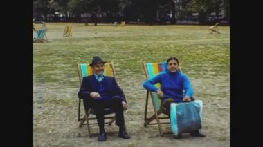 LONDON, BİRLİK KINGDOM 05 Mayıs 1977: 70 'lerde bahçede oturan İngilizler