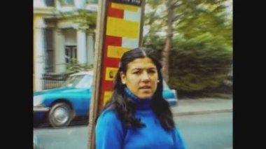 LONDON, BİRLİK KINGDOM 05 MAYIS 1977: 70 'lerde Londra caddesinde yürüyen insanlar