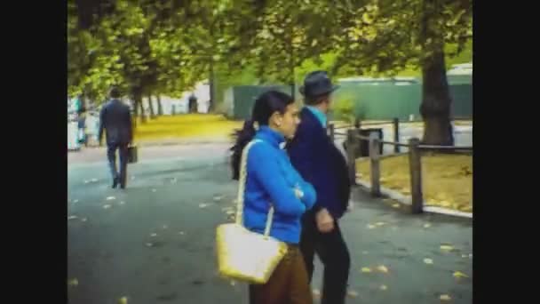1977年5月5日 英国伦敦 70年代人们在伦敦街上散步 — 图库视频影像