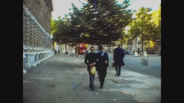 Londra Regno Unito Maggio 1977 Gente Passeggia Londra Negli Anni — Video Stock