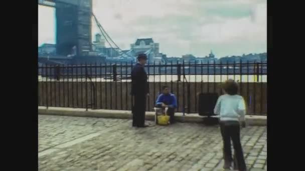 Londra Regno Unito Maggio 1977 Turisti Strada Londra Negli Anni — Video Stock