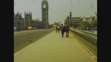 LONDON, BİRLİK KINGDOM 05 Mayıs 1977: Londra 'daki Big Ben ve 70' lerdeki Westminster Sarayı