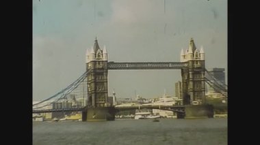 LONDON, BİRLİK KINGDOM 05 Mayıs 1977: 70 'lerde Londra Kulesi Köprüsü