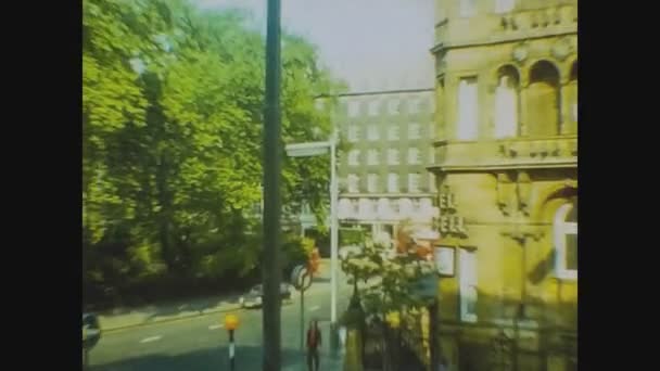 Londen Verenigd Koninkrijk Mei 1977 Londen Straatbeeld Met Mensen Verkeer — Stockvideo