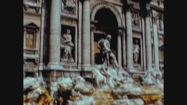 Roma Talya Nisan 1974 Lerde Trevi Çeşmesi — Stok video