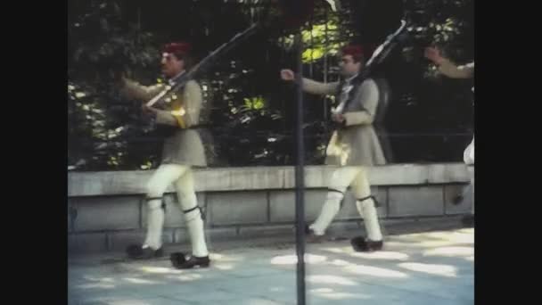 Athens Griekenland August 1978 Griekse Soldaten Marcheren Weg Jaren — Stockvideo