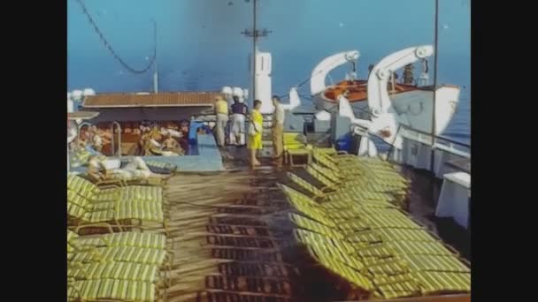 Venice イタリア 1969年6月 60年代のクルーズ船に乗っている人々 — ストック動画