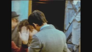 MADRID, SPAIN CRCA 1975: 70 'lerde aile bireyleri açık hava gezintisi şehri