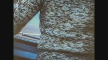 MADRID, SPAIN CRCA 1975: İnsanlar 70 'lerde arabaya biniyor