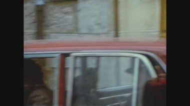 MADRID, SPAIN CRCA 1975: İnsanlar 70 'lerde arabaya biniyor