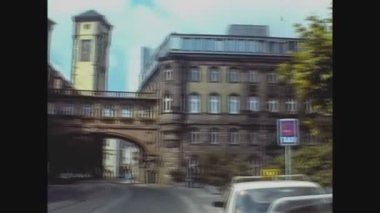 FRANKFURT, GERMANY MAYIS 1975: 70 'lerdeki Frankfurt sokak manzarası