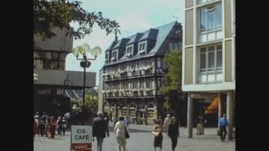FRANKFURT, GERMANY MAYIS 1975: 70 'lerdeki Frankfurt sokak manzarası