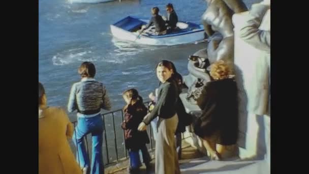 Madrid Spagna Circa 1975 Famiglia All Aperto Passeggia Città Negli — Video Stock